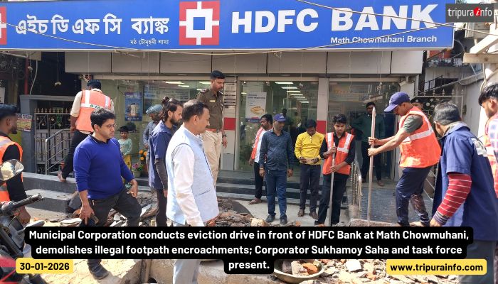 Municipal Corporation conducts eviction drive in front of HDFC Bank at Math Chowmuhani, demolishes illegal footpath encroachments; Corporator Sukhamoy Saha and task force present.