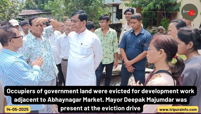 Occupiers of government land were evicted for development work adjacent to Abhaynagar Market. Mayor Deepak Majumdar was present at the eviction drive.