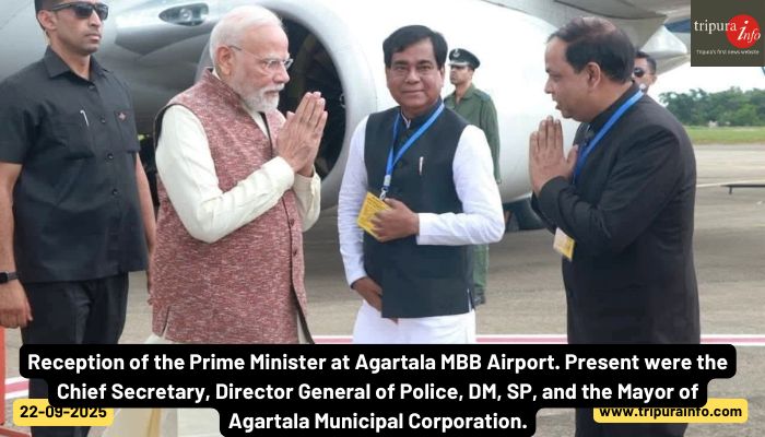 Reception of the Prime Minister at Agartala MBB Airport. Present were the Chief Secretary, Director General of Police, DM, SP, and the Mayor of Agartala Municipal Corporation.