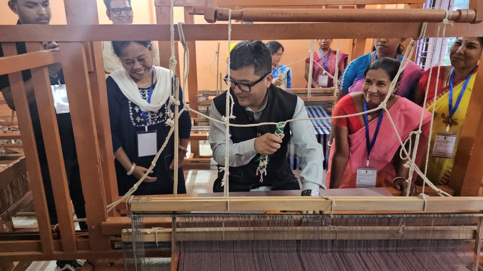 TRIPURAINFO-Pix-NE-region-has-a-larger-contribution-to-handloom-sector-says-Union-MoS-for-External-Affairs-and-Textiles-during-his-visit-to-Tripura22110